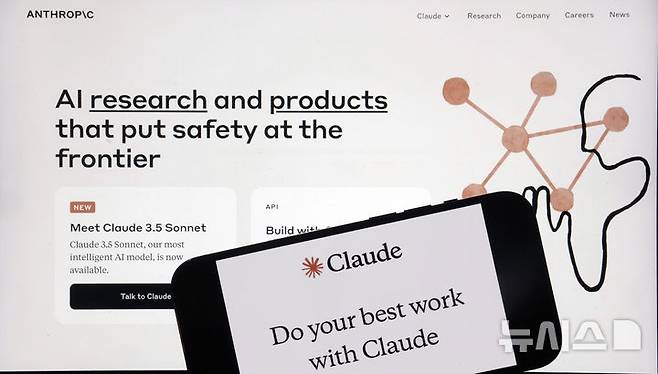 [뉴욕=AP/뉴시스] 사진은 지난해 7월 5일 미국 뉴욕에서 촬영된 앤트로픽 홈페이지와 모바일 애플리케이션 화면. 2025.08.12.