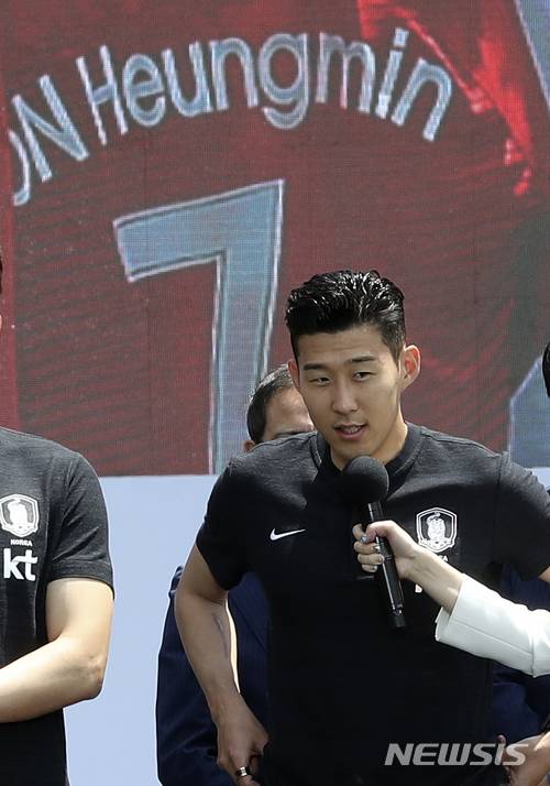 【서울=뉴시스】최진석 기자 = 21일 오후 서울 중구 서울광장에서 열린 '2018 러시아 월드컵 대한민국 축구 대표팀 서울광장 출정식'에서 대표팀 손흥민이 사회자의 질문에 답하고 있다.    신태용호는 이날 출정식 뒤 파주 축구대표팀트레이닝센터(NFC)로 이동 담금질에 돌입, 2018 러시아 월드컵을 향한 여정을 시작한다. 2018.05.21. myjs@newsis.com