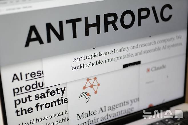 [뉴욕=AP/뉴시스] 한 컴퓨터 화면에 나와 있는 앤트로픽 웹사이트 페이지와 회사 로고. 2026.04.13.