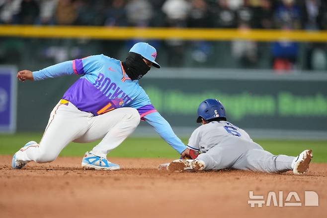 [덴버=AP/뉴시스] 메이저리그 LA 다저스의 김혜성이 18일(한국 시간) 미국 콜로라도주 덴버의 쿠어스필드에서 열린 2026 메이저리그(MLB) 콜로라도 로키스와의 경기 5회 2루 도루에 성공하고 있다. 2026.04.18.