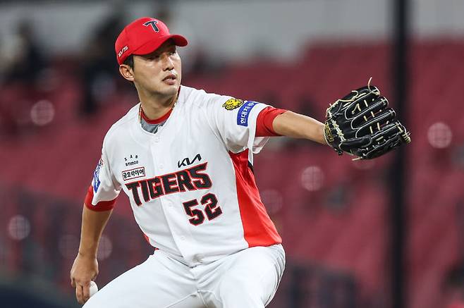 [서울=뉴시스] 프로야구 KIA 타이거즈 홍건희가 16일 광주-기아챔피언스필드에서 열린 2026 신한 쏠 KBO리그 키움 히어로즈와의 경기에 불펜 등판해 공을 던지고 있다. (사진=KIA 타이거즈 제공) 2026.04.16. *재판매 및 DB 금지