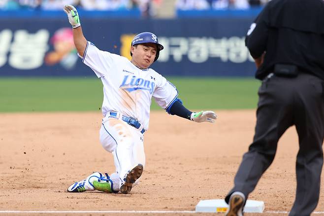 [서울=뉴시스] 프로야구 삼성 라이온즈의 김헌곤이 18일 대구 삼성라이온즈파크에서 열린 2026 신한 쏠 KBO리그 LG 트윈스와의 홈 경기에서 3루타를 친 뒤 슬라이딩을 하고 있다. (사진=삼성 라이온즈 제공) 2026.04.18. *재판매 및 DB 금지