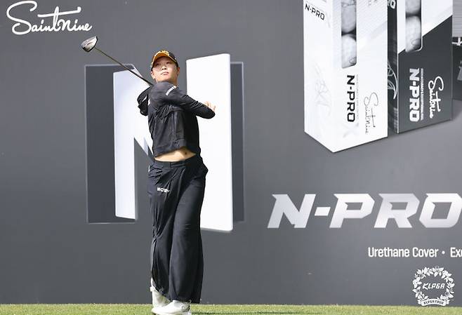 [서울=뉴시스] 방신실이 18일 경남 김해의 가야 컨트리클럽(파72)에서 열린 한국여자프로골프(KLPGA) 투어 넥센·세인트나인 마스터즈 2라운드 8번 홀에서 티샷을 하고 있다. (사진=KLPGA 제공) 2026.04.18. *재판매 및 DB 금지