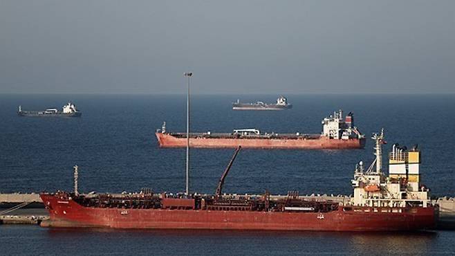 호르무즈 해협에서 남동쪽으로 떨어진 오만 무스카트 앞바다에 발이 묶여 있는 유조선들. 연합뉴스