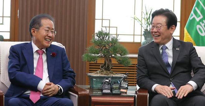 이재명 대통령(오른쪽)과 홍준표 전 대구시장. 연합뉴스