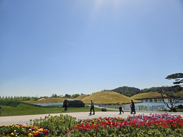 호수와 그 위에 솟은 봉화 언덕.