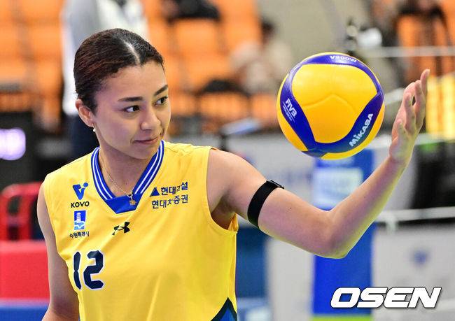 [OSEN=수원, 지형준 기자] 5일 오후 수원체육관에서 ‘진에어 2025~2026 프로배구 V리그’ 여자부 현대건설과 흥국생명의 경기가 열렸다.&nbsp;6연승 현대건설은 2위(21승 11패, 승점 61), 3연패 흥국생명은 3위(17승 16패, 승점 53)을 기록 중이다. 1세트 현대건설 자스티스가 서브를 준비하고  있다. 2026.03.05 /jpnews@osen.co.kr