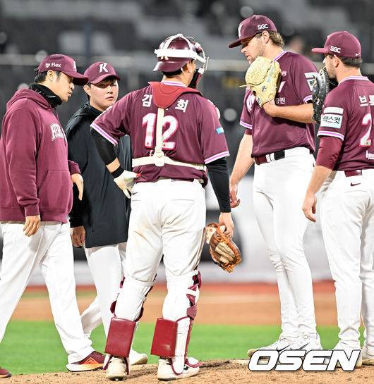 [OSEN=수원, 민경훈 기자] 17일 오후 수원 KT위즈파크에서&nbsp;‘2026 신한 SOL Bank KBO리그'&nbsp;KT 위즈와 키움 히어로즈의 경기가 열렸다.이날 KT는 소형준, 키움은 와일스를 선발투수로 내세웠다.3회말 2사 주자 1,3루 KT 장준원 타석에서 키움 선발 와일스가 노병오 코치와 얘기를 나누고 있다. 2026.04.17 /rumi@osen.co.kr