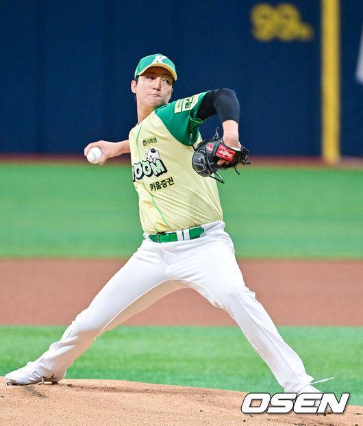 [OSEN=고척, 박준형 기자] 12일 서울 고척스카이돔에서 ‘2026 신한은행 SOL Bank KBO리그’ 키움 히어로즈와 롯데 자이언츠의 경기가 열렸다.이날 키움은 안우진을, 롯데는 박세웅을 선발투수로 내세웠다.&nbsp;1회초 키움 선발투수 안우진이 역투하고 있다. 2026.04.12 / soul1014@osen.co.kr