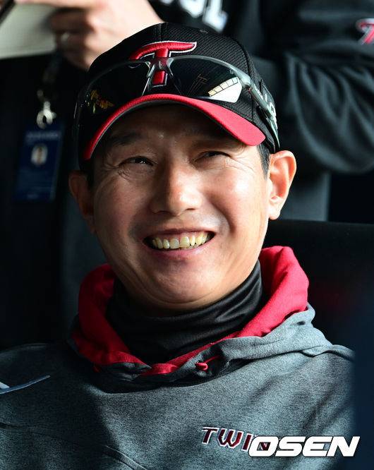[OSEN=잠실, 지형준 기자] 29일 서울 잠실야구장에서 2026 신한 SOL KBO리그 LG 트윈스와 KT 위즈의 경기가 열렸다. 이날 LG는 임찬규, KT는 소형준을 선발로 내세웠다.LG 염경엽 감독이 취재진과 이야기를 나누고 있다. 2026.03.29&nbsp;/ jpnews@osen.co.kr