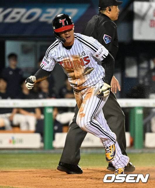 [OSEN=잠실, 이대선 기자] 16일 서울 잠실야구장에서 2026 신한 SOL KBO리그 LG 트윈스와 롯데 자이언츠의 경기가 열렸다.이날 LG는 치리노스, 롯데는 로드리게스를 선발로 내세웠다.7회말 1사 2,3루에서 LG 박동원의 땅볼 때 3루주자 오지환이 홈으로 쇄도해 득점하고 있다. 2026.04.16 /sunday@osen.co.kr