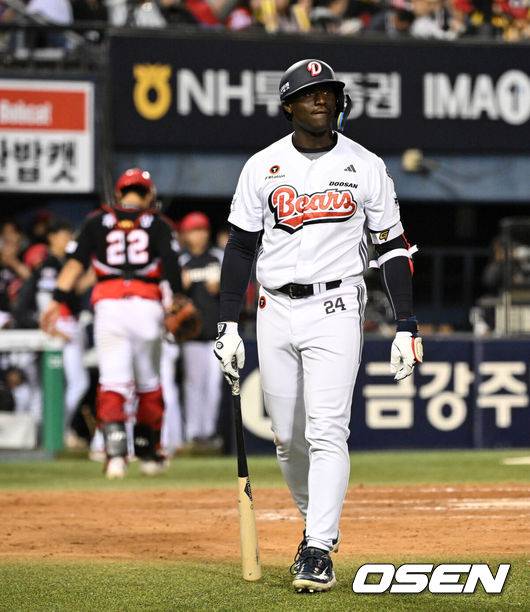 [OSEN=잠실, 이대선 기자] 17일 서울 잠실야구장에서 2026 신한 SOL KBO리그 두산 베어스와 KIA 타이거즈의 경기가 열렸다.이날 두산은 잭로그, KIA는 이의리를 선발로 내세웠다.7회말 2사 3루에서 두산 카메론이 파울 플라이로 물러나고 있다. 2026.04.17 /sunday@osen.co.kr