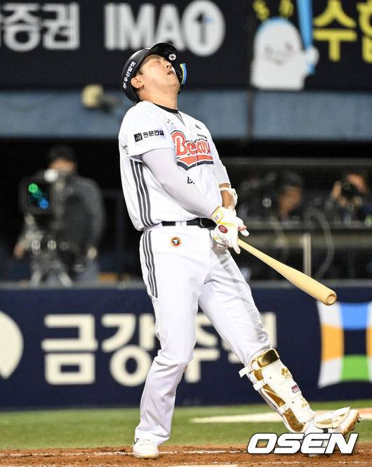 [OSEN=잠실, 이대선 기자] 17일 서울 잠실야구장에서 2026 신한 SOL KBO리그 두산 베어스와 KIA 타이거즈의 경기가 열렸다.이날 두산은 잭로그, KIA는 이의리를 선발로 내세웠다.4회말 2사 1루에서 두산 양석환이 삼진으로 물러나며 아쉬워하고 있다. 2026.04.17 /sunday@osen.co.kr