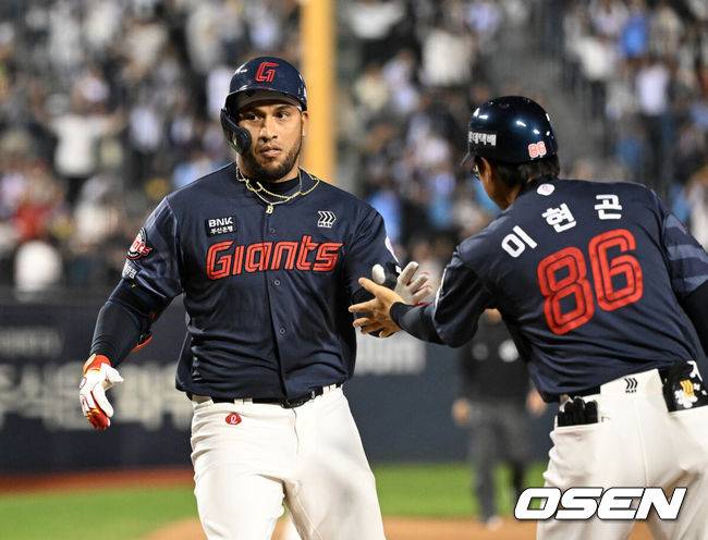 [OSEN=잠실, 이대선 기자] 16일 서울 잠실야구장에서 2026 신한 SOL KBO리그 LG 트윈스와 롯데 자이언츠의 경기가 열렸다.이날 LG는 치리노스, 롯데는 로드리게스를 선발로 내세웠다.6회초 2사 1루에서 롯데 레이예스가 좌중월 투런 홈런을 치고 환호하고 있다. 2026.04.16 /sunday@osen.co.kr