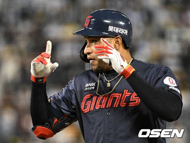 [OSEN=잠실, 이대선 기자] 16일 서울 잠실야구장에서 2026 신한 SOL KBO리그 LG 트윈스와 롯데 자이언츠의 경기가 열렸다.이날 LG는 치리노스, 롯데는 로드리게스를 선발로 내세웠다.4회초 1사에서 롯데 레이예스가 좌전 안타를 치고 환호하고 있다. 2026.04.16 /sunday@osen.co.kr