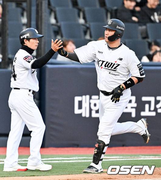 [OSEN=수원, 민경훈 기자] 17일 오후 수원 KT위즈파크에서&nbsp;‘2026 신한 SOL Bank KBO리그'&nbsp;KT 위즈와 키움 히어로즈의 경기가 열렸다.이날 KT는 소형준, 키움은 와일스를 선발투수로 내세웠다.1회말 2사 KT 장성우가 좌월 솔로 홈런을 때린 후 그라운드를 돌고 있다.  2026.04.17 /rumi@osen.co.kr