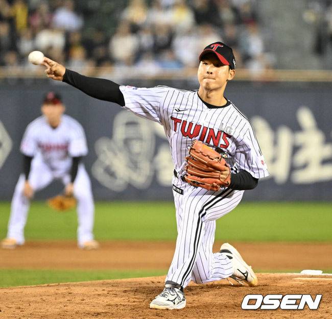 [OSEN=잠실, 이대선 기자] 14일 서울 잠실야구장에서 2026 신한 SOL KBO리그 LG 트윈스와 롯데 자이언츠의 경기가 열렸다.이날 LG는 송승기, 롯데는 나균안을 선발로 내세웠다.7회초 무사에서 LG 우강훈이 역투하고 있다. 2026.04.14 /sunday@osen.co.kr