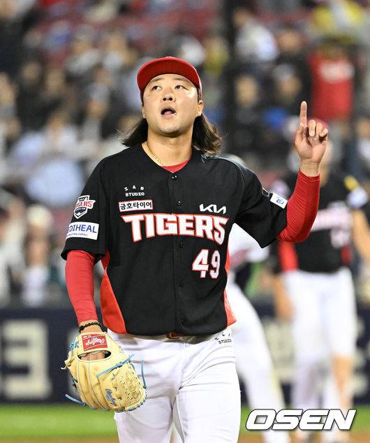 [OSEN=잠실, 이대선 기자] 프로야구 KIA 타이거즈는 17일 서울 잠실구장에서 열린 2026 신한 SOL KBO리그 두산 베어스와의 시즌 첫 맞대결에서 7-3으로 승리했다.KIA는 3연전 기선제압과 함께 파죽의 8연승을 질주하며 SSG 랜더스를 제치고 단독 4위로 올라섰다. 시즌 10승 7패. 반면 3연패 수렁에 빠진 두산은 5승 1무 11패 9위에 머물렀다.&nbsp;경기 종료 후 KIA 김범수가 환호하고 있다. 2026.04.17 /sunday@osen.co.kr