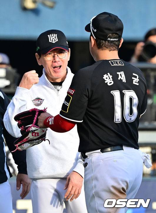 [OSEN=잠실, 민경훈 기자] 5일 서울 잠실야구장에서 2024 신한 SOL뱅크 KBO 포스트시즌 준플레이오프 1차전 LG 트윈스와 KT 위즈의 경기가 열렸다.KT는 5일 서울 잠실구장에서 열린&nbsp;2024 KBO리그&nbsp;포스트시즌 준플레이오프 1차전에서 LG에 3-2로 승리했다. 경기를 마치고 KT 이강철 감독이 황재균과 하이파이브를 하고 있다. 2024.10.05 / rumi@osen.co.kr