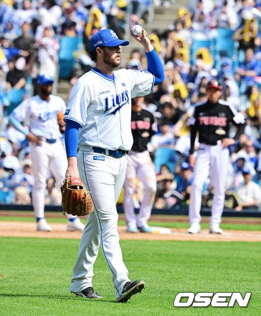 [OSEN=대구, 지형준 기자] 18일 대구삼성라이온즈파크에서 2026 신한 SOL KBO리그 삼성 라이온즈와 LG 트윈스의 경기가 열렸다.7연승에 도전하는 삼성은 잭 오러클린, LG는 임찬규가 선발로 나섰다.4회초 1사에서 삼성 오러클린이 LG 오지환에 헤드샷을 허용하며 퇴장 당하고 있다. 2026.04.18&nbsp;/ jpnews@osen.co.kr