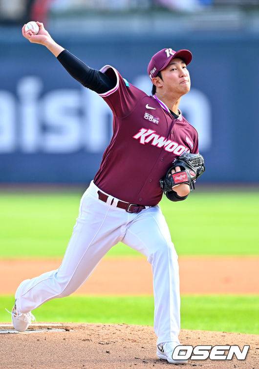 [OSEN=수원, 민경훈 기자] 18일 오후 수원 KT위즈파크에서 ‘2026 신한 SOL Bank KBO리그' KT 위즈와 키움 히어로즈의 경기가 열렸다.이날 KT는 보쉴리, 키움은 안우진을 선발투수로 내세웠다.키움 선발 안우진이 마운드 위에서 힘차게 공을 뿌리고 있다. 2026.04.18 / rumi@osen.co.kr