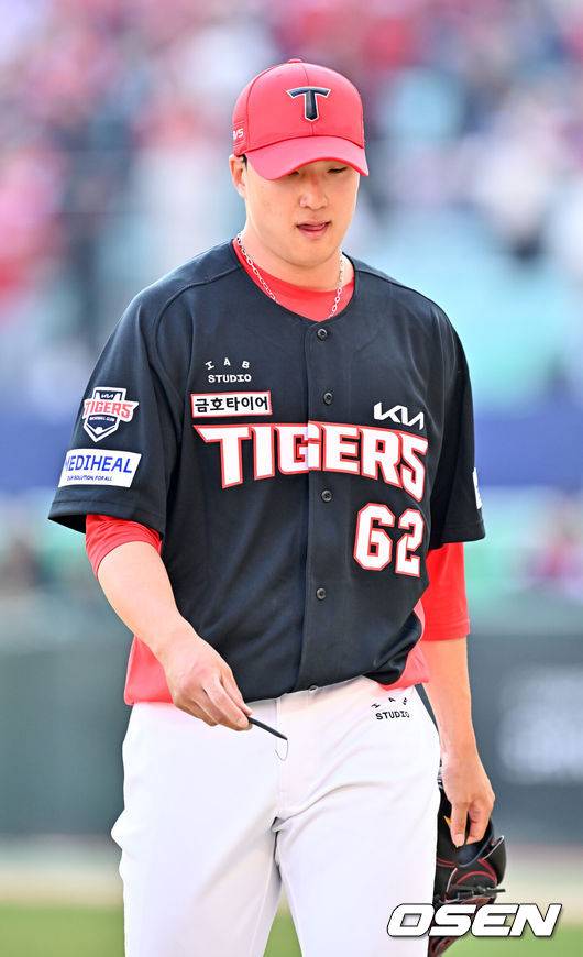 [OSEN=인천, 민경훈 기자] 28일 인천 SSG랜더스필드에서 ‘2026 신한 SOL KBO리그’ SSG 랜더스와 KIA 타이거즈의 개막전이 열렸다.이 경기에서 SSG은 KIA에 7-6로 승리했다. 개막전부터 짜릿한 끝내기 승리를 거뒀다.9회말 1사 주자 1루 SSG 박성한 타석에서 KIA 정해영이 마운드를 내려가고 있다. 2026.03.28&nbsp;/ rumi@osen.co.kr