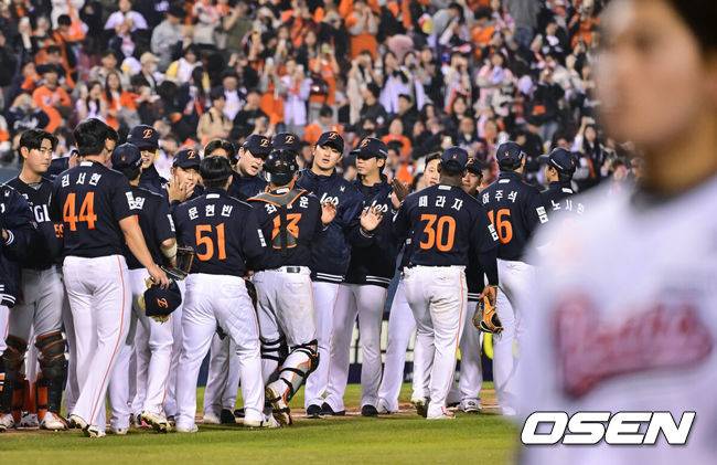 [OSEN=잠실, 박준형 기자] 한화가 타선의 힘을 앞세워 우여곡절 끝 3연패를 끊었다.&nbsp;프로야구 한화 이글스는 3일 서울 잠실구장에서 열린 2026 신한 SOL KBO리그 두산 베어스와의 시즌 첫 맞대결에서 11-6으로 승리했다.&nbsp;경기종료후 한화 선수들이 승리의 기쁨을 나누고 있다 2026.04.02 / soul1014@osen.co.kr