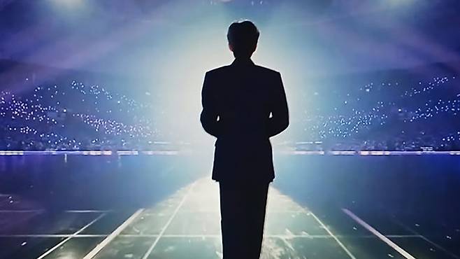 자신만의 제국을 완성한 뒤 또 다른 지평을 향해 묵묵히 걸어가는 임영웅의 뒷모습이다. 물고기뮤직 제공