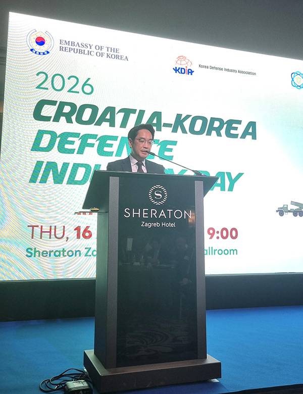 이승범 주크로아티아 대사가 크로아티아 자그레브 쉐라톤 호텔에서 열린 ‘한-크 방위산업 협력의 날’ 행사에서 16일(현지시간)&nbsp;개회사를 하고 있다. 한국방위산업진흥회 제공