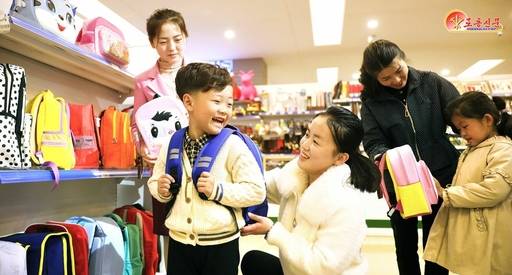 북한 노동당 기관지 노동신문은 17일 "어머니당의 은정속에 현대적으로 일떠선 공장에서 생산하는 식료품들에 대한 주민들의 호평이 날이 갈수록 높아지고 있다"고 보도했다. 노동신문 뉴스1