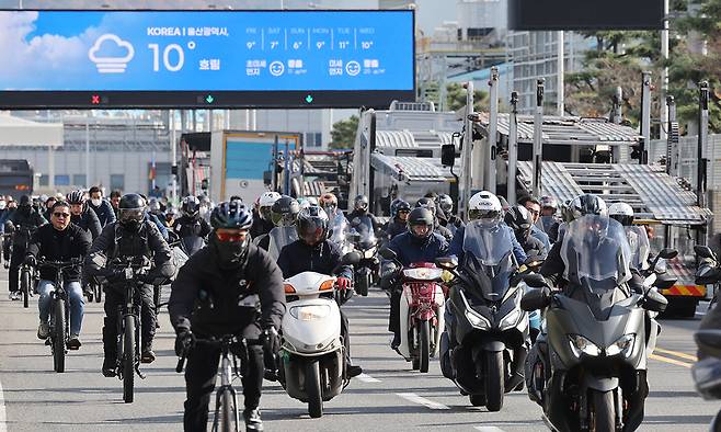울산시 북구 현대자동차 명촌정문에서 오전조 근무자들이 퇴근하고 있다. 연합뉴스