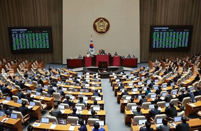 18일 국회에서 열린 4월 임시국회 제6차 본회의에서 공직선거법 일부개정법률안이 통과되고 있다. 2026.4.18 연합뉴스