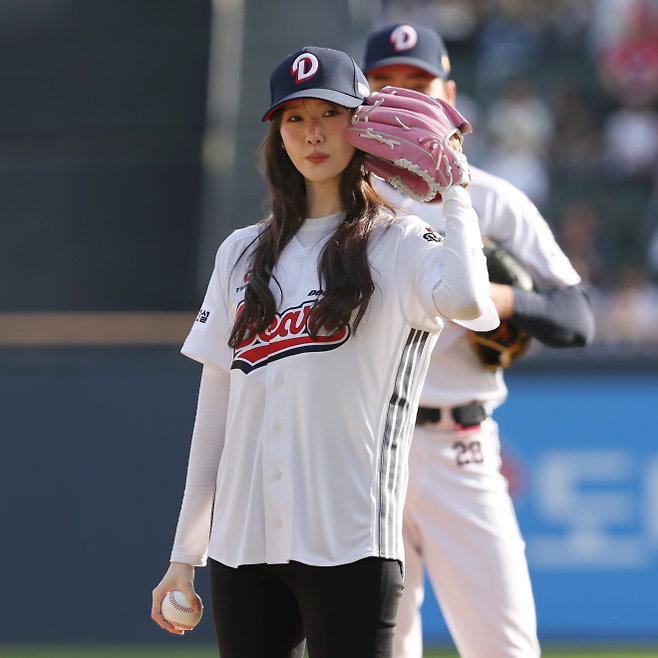 배우 임윤아가 18일 서울 잠실구장에서 열린 2026 프로야구 두산 베어스와 KIA 타이거즈의 경기에 앞서 시구를 준비하고 있다. 2026.4.18 두산 베어스 제공