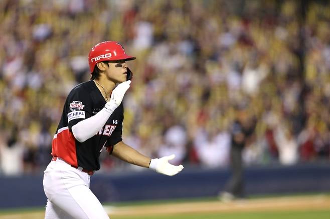 KIA 타이거즈 김도영이 18일 서울 잠실구장에서 열린 2026 프로야구 두산 베어스전에서 8회초 역전 투런포를 날린 뒤 그라운드를 돌고 있다. 2026.4.18 KIA 타이거즈 제공