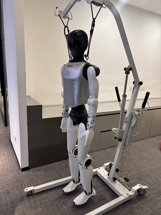18일 중국 상하이 애지봇(AGIBOT) 본사 쇼룸에 신형 이족 보행 휴머노이드 ‘A3’가 전시돼있다. 상하이=장형임기자