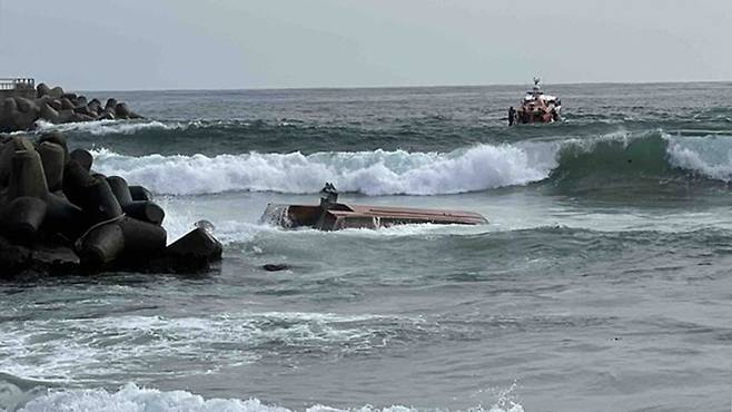 지난 3월14일 강원 양양군 낙산항 인근 어선 전복 사고로 선장 이아무개씨(71)가 숨졌다. 사고 이튿날인 15일은 이씨의 생일이었던 것으로 전해졌다. ⓒ연합뉴스