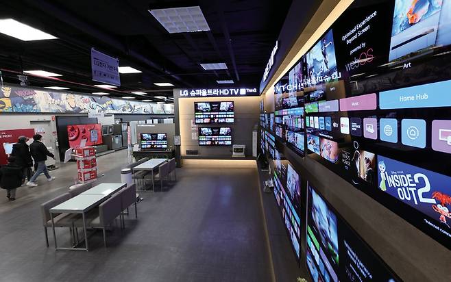 서울의 한 대형마트 TV 매장 ⓒ연합뉴스