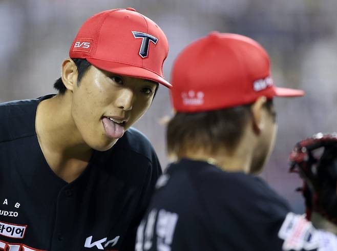 KIA 이의리(왼쪽)가 17일 잠실 두산전에 선발등판해 5회말을 끝낸 뒤 김선빈에게 장난을 치고 있다. 잠실｜뉴시스