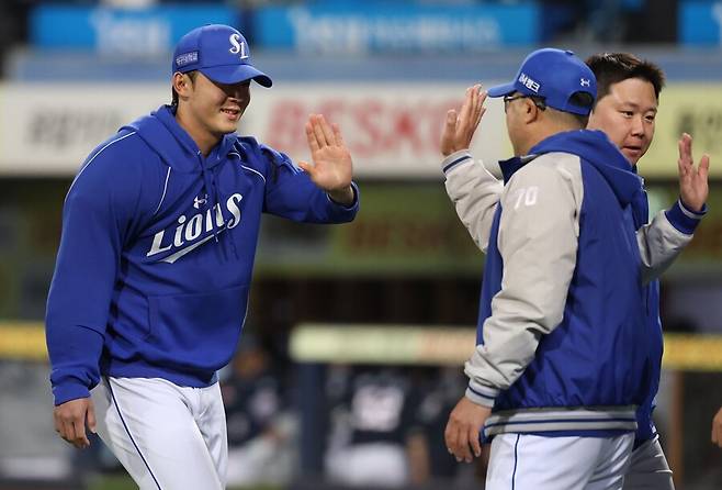 ▲ 왼쪽부터 미야지 유라, 박진만 감독 ⓒ삼성 라이온즈