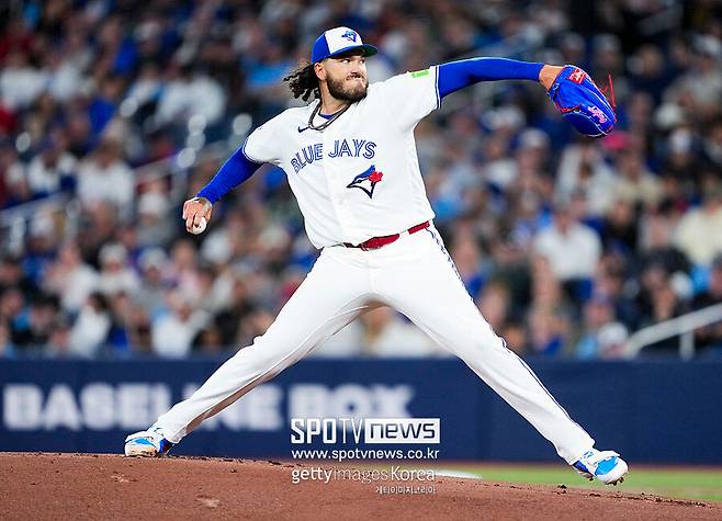 ▲ 폰세는&nbsp;메이저리그 복귀전이었던 3월 31일 로저스센터에서 열린 콜로라도와 경기에서 3회 수비 도중 오른 무릎을 다치며 결국 수술대에 올랐다