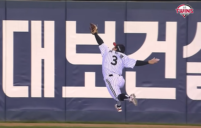 ▲ 최원영이 몸을 날리는 수비로 실점 위기를 막아냈다.&nbsp;ⓒLG 트윈스