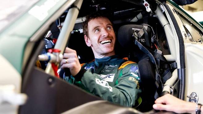 ▲ WEC 특유의 매력을 애정하는 셀러브리티가 적지 않다. 영화 '엑스맨' '노예 12년' 등에 출연한 아일랜드 배우 마이클 패스밴더가 대표적이다.&nbsp;WEC를 좋아하는 걸 넘어 직접 출전까지 한 '광팬'이다.&nbsp;2020년부터 3년 연속 WEC 대표 라운드인 '르망 24'에 출전해 모터스포츠계 이목을 집중시켰다. ⓒ 'FIAWEC' 홈페이지