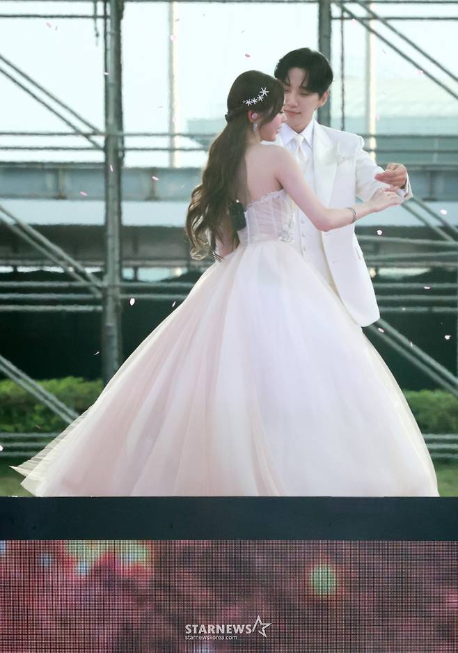 이준호와 장원영이 6일  가오슝 내셔널 스타디움에서 진행된 스타뉴스 주최 '10주년 아시아 아티스트 어워즈 2025(10th Anniversary Asia Artist Awards 2025, '10주년 AAA 2025')에서 MC로 무대에 올라 아름다운 퍼포먼스를 선보니고 있다.  2025.12.06 /사진=임성균 tjdrbs23@