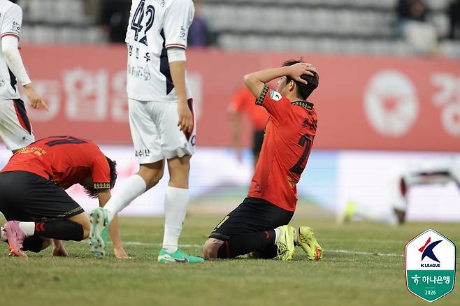 경남FC 조진혁(오른쪽). /사진=한국프로축구연맹 제공