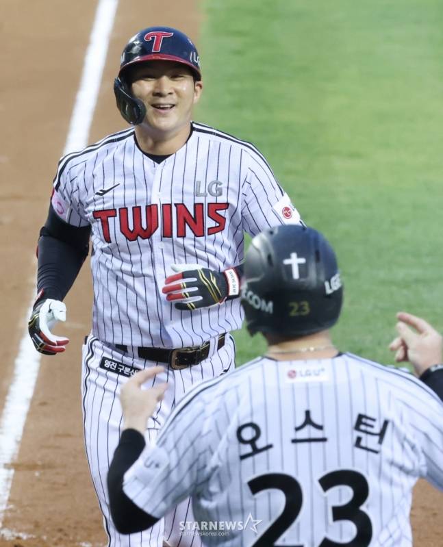 LG 오지환(왼쪽). /사진=김진경 대기자