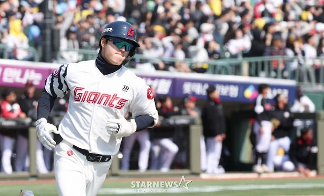 2026 신한 SOL Bank KBO리그 시범경기 롯데 자이언츠 대 LG 트윈스 경기가 지난 3월 14일 부산 사직야구장에서 열렸다.  롯데 한태양이 3회말 2사 2루에서 동점 좌월 2점 홈런을 날리고 다이아몬드를 돌고 있다. /사진=김진경 대기자