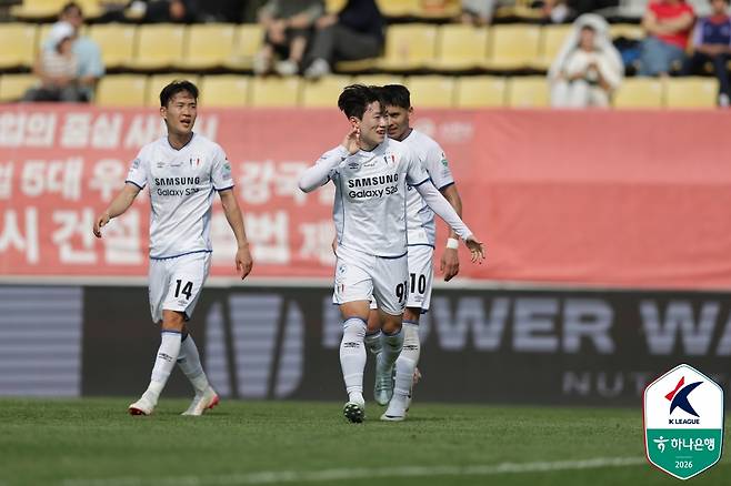 박지원(가운데)이 18일 오후 2시 창원축구센터에서 열린 하나은행 K리그2 2026 8라운드 경남FC를 상대로 선제골을 넣고 세리머니하고 있다. /사진=한국프로축구연맹 제공