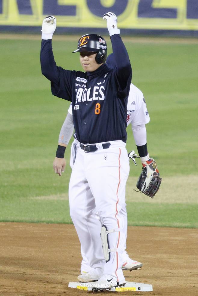 2026 신한 SOL KBO리그 두산 베어스 대 한화 이글스 경기가 3일 서울 잠실야구장에서 열렸다.  한화 노시환이 4회초 1사에서 2루타를 날리고 출루한 후 세리머니를 하고 있다. /사진=김진경 대기자