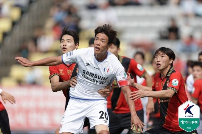 홍정호(가운데)와 김현오(왼쪽)가 공중볼 경합하고 있다. /사진=한국프로축구연맹 제공