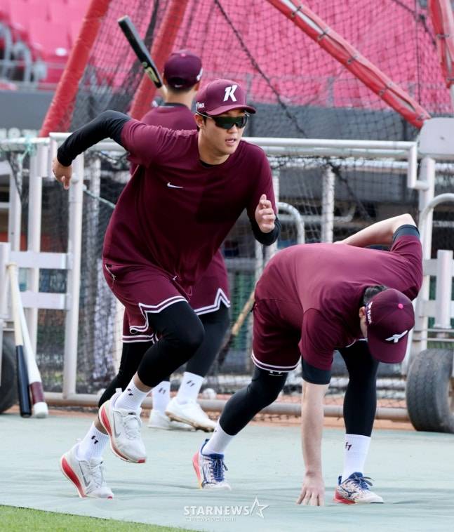 안우진이 몸을 풀고 있는 모습. /사진=강영조 선임기자